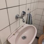 Druppende kraan van fonteintje toilet